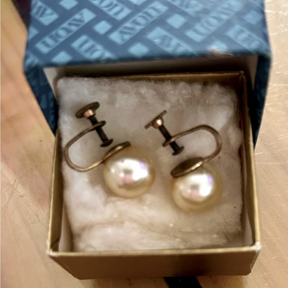 Vintage Avon clip on earrings - Picture 1 of 3